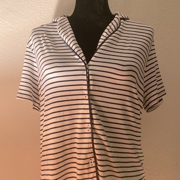 ⚓️ V-Neck Collared Shirt White with Navy Blue Stripes | Banana Republic ⚓️ - Picture 2 of 6